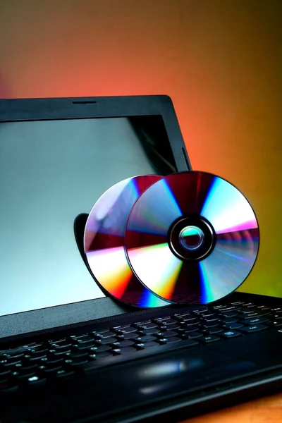 Ordenador portátil y CD — Foto de Stock
