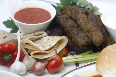 Pilav, kebap ve shawarma gibi taze yapılmış Akdeniz yemekleri..