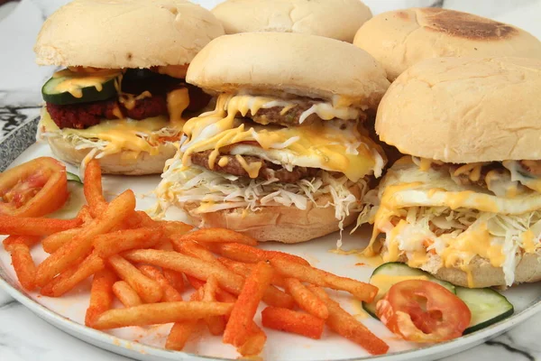Foto Eines Frisch Zubereiteten Hamburgers Mit Käse Sandwich Und Pommes — Stockfoto