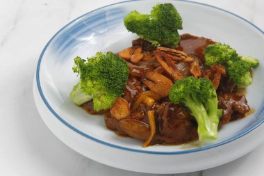Brokoli ve mantarlı taze pişmiş sığır eti fotoğrafı.