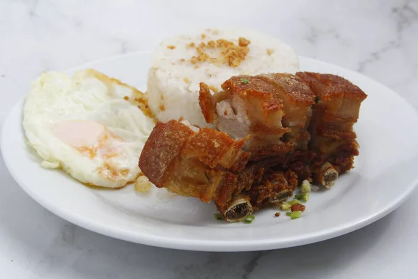 Foto Van Vers Gekookte Filipijnse Lechon Kawali Gefrituurd Varkensvlees Geserveerd — Stockfoto