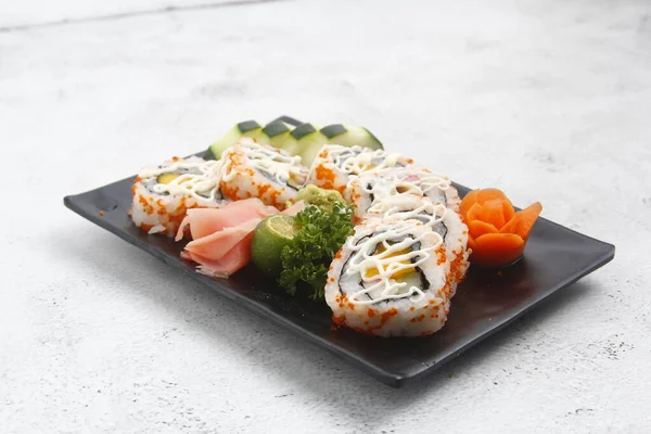 Fotografie Čerstvě Připravených Japonských Jídel Názvem California Maki Nebo Sushi — Stock fotografie
