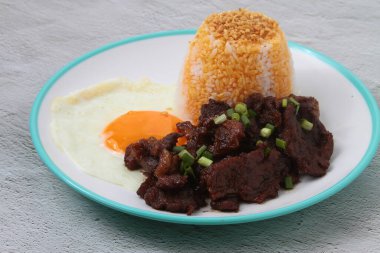Tapsilog adında taze pişirilmiş Filipin yemeği veya yumurta ve kızarmış pirinçle servis edilen kızarmış sığır eti..