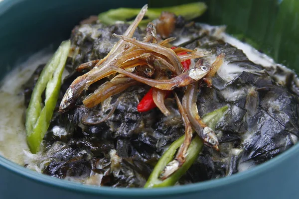 Foto Van Vers Gekookt Filipijns Voedsel Genaamd Laing Gedroogde Taro — Stockfoto