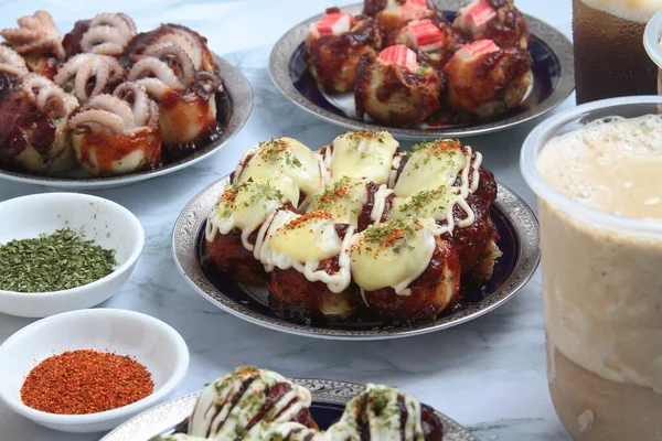 Photo Freshly Cooked Japanese Food Called Takoyaki Japanese Octopus Balls — Stock Photo, Image