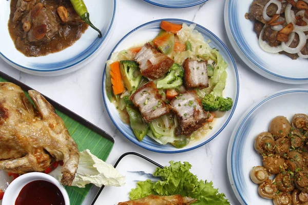 新烹调的菲律宾食品Chopsuey Lechon Kawali或混合蔬菜与油炸猪肚的照片 — 图库照片