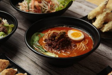 Taze pişmiş baharatlı etli ramen..