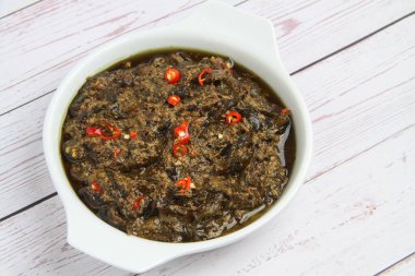 Laing ya da hindistan cevizi sütüyle pişirilmiş kurutulmuş Taro yapraklarının taze pişmiş fotoğrafı..