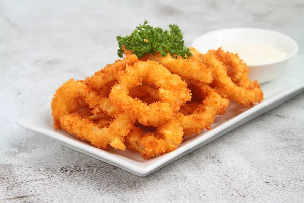 Yeni pişmiş soğan halkalarının fotoğrafı..