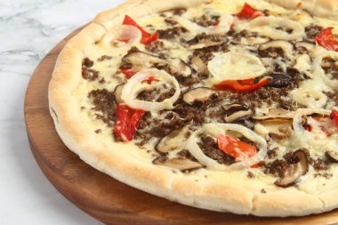 Taze pişmiş Shawarma aromalı pizza fotoğrafı..