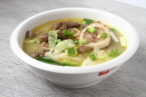 新熟的菲律宾食品Bulalo或牛肉肉的照片 肉汤中加蔬菜 — 图库照片