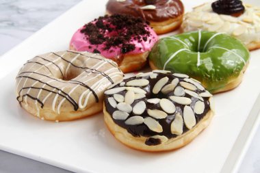 Taze aromalı donutların fotoğrafı..