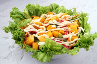 Kani Salatası adlı taze Japon yemeğinin fotoğrafı..