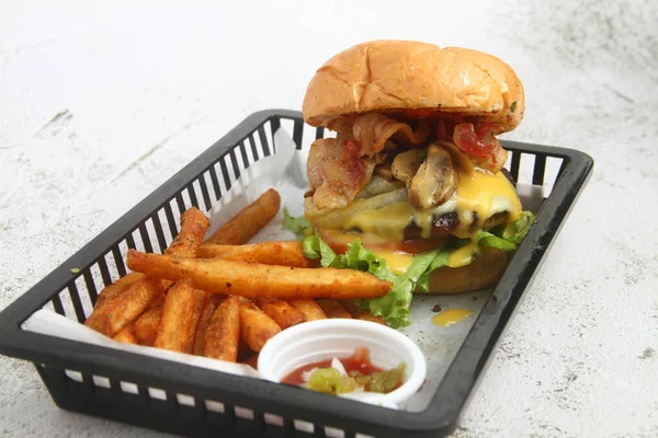 Foto Eines Frisch Zubereiteten Hamburgers Mit Käse Sandwich Und Pommes — Stockfoto