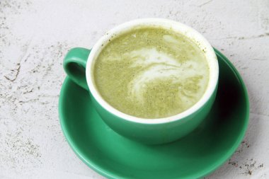 Yeni yapılmış bir fincan sıcak Matcha yeşil çayının fotoğrafı.