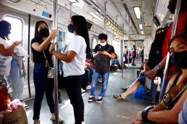 Antipolo Şehri, Filipinler - 19 Temmuz 2022: Antipolo 'dan Manila' ya uzanan Light Rail Transit Hattı 2 veya LRT 2 yolcuları.