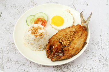 Bangsilog ya da kızarmış bangus ya da süt balığı, yumurta ve kızarmış pirinç denen taze pişmiş Filipin yemeği fotoğrafı..