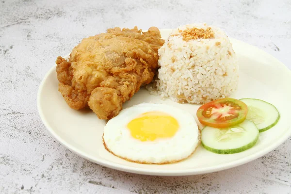Photo Freshly Cooked Filipino Food Called Chicksilog Fried Chicken Egg — Stockfoto