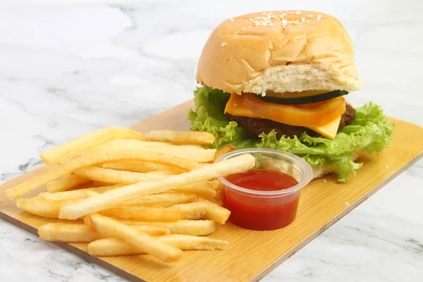 Foto Una Hamburguesa Recién Hecha Con Sándwich Queso Papas Fritas —  Fotos de Stock