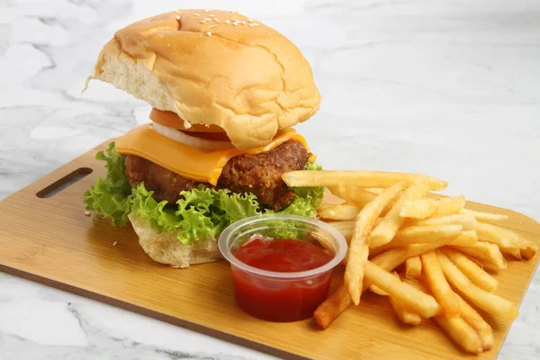 Фото Свежеприготовленного Гамбургера Бутербродом Сыром Картошкой Фри — стоковое фото