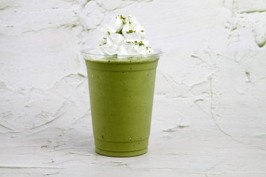 Taze yapılmış matcha aromalı frappe fotoğrafı..