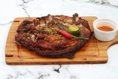 Taze pişmiş kemiksiz mantar ya da kızarmış kemiksiz süt balığı fotoğrafı..