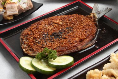 Taze pişmiş kemiksiz mantar ya da kızarmış kemiksiz süt balığı fotoğrafı..