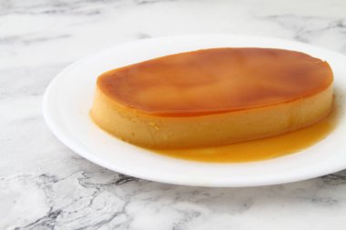 Leche Flan adında taze yapılmış bir tatlı fotoğrafı..