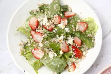 Photo of freshly made green salad.