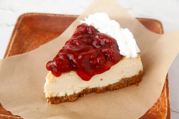 Photo Slice Freshly Baked Strawberry Cheesecake — Zdjęcie stockowe