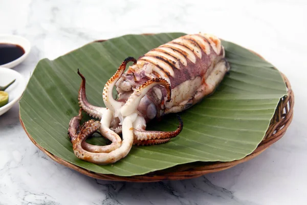 Taze pişmiş ızgara mürekkep balığı fotoğrafı..