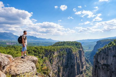 Huzurlu adam uçurumun kenarında duruyor