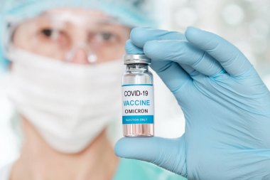 Coronavirus aşısı şişesini elinde tutan kadın bilim adamı Covid 19 Omicron varyantı