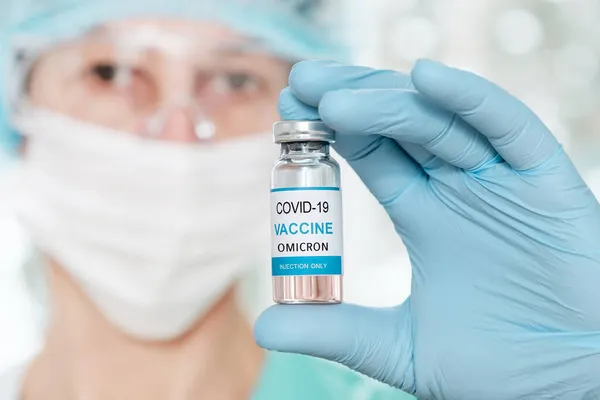 Kobieta-naukowiec posiadająca fiolkę ze szczepionką przeciw koronawirusowi Covid 19 Wariant Omicron — Zdjęcie stockowe