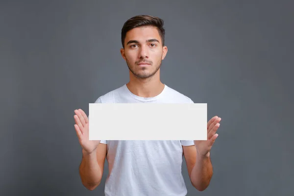 Hombre sosteniendo hoja de papel en blanco — Foto de Stock