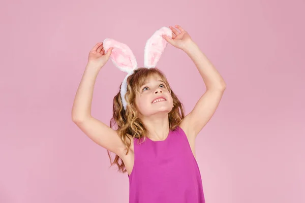 Liten kaukasisk flicka röra kanin öron pannband — Stockfoto