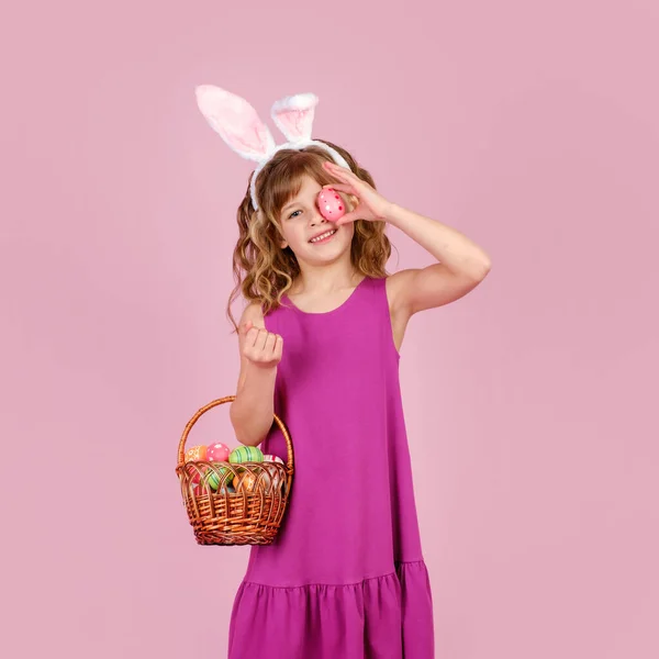 Niño contento con cesta que cubre el ojo con huevo de Pascua —  Fotos de Stock