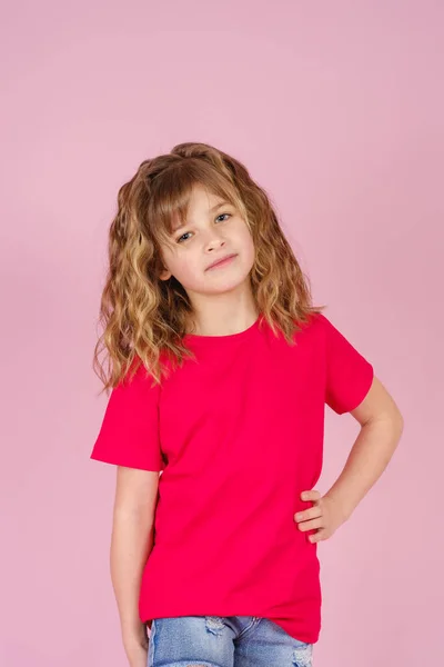Söt nyfiken glad liten flicka i röd t-shirt — Stockfoto