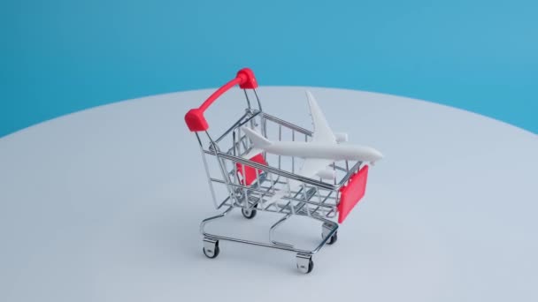 Spinning white plane in a shopping trolley. — Stock Video
