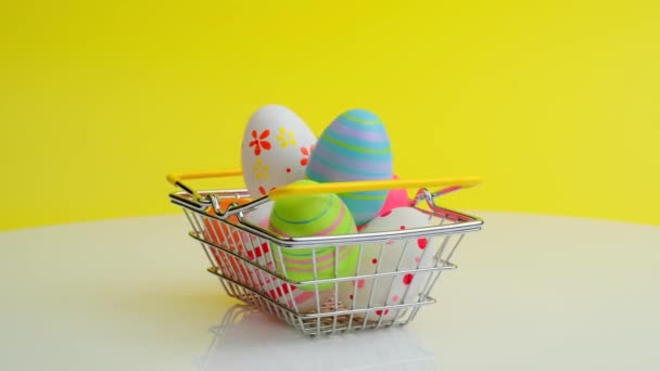 Cesta de compras giratoria con huevos de Pascua — Vídeos de Stock