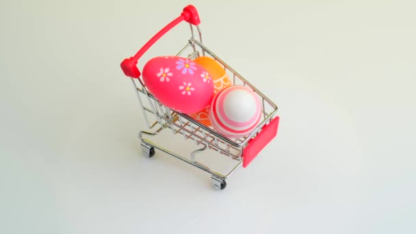 Carrinho de compras girando com ovos de Páscoa — Vídeo de Stock