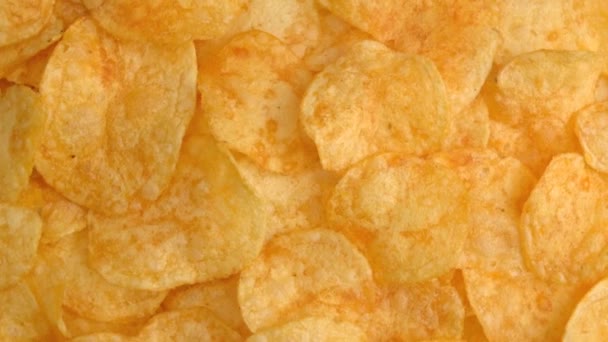 Фон картофельных чипсов вращается крупным планом — стоковое видео