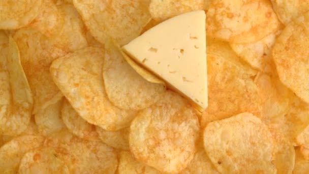 Фон картопляних чіпсів і сиру, що обертається крупним планом — стокове відео