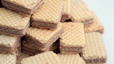 Dönen kare bisküvi yığını