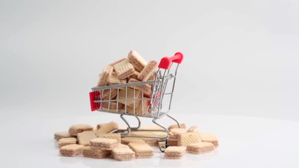 Draaiende stapel vierkante wafelkoekjes en winkelwagen — Stockvideo