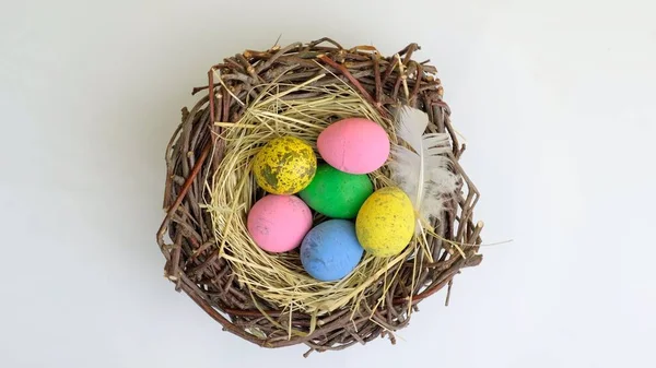 Vista superior de ovos de Páscoa em ninho flat lay. — Fotografia de Stock
