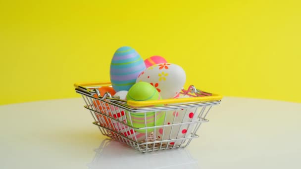 Cesta de compras giratoria con huevos de Pascua — Vídeo de stock