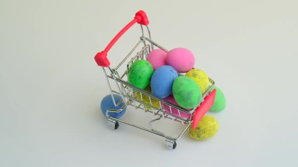 Spinning nákupní vozík s velikonočními vejci — Stock video