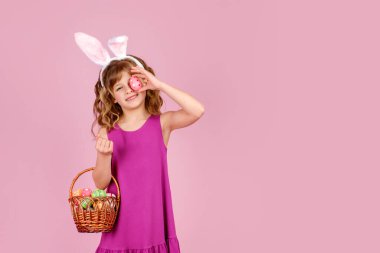 Paskalya yumurtasıyla gözü kaplanmış mutlu çocuk.