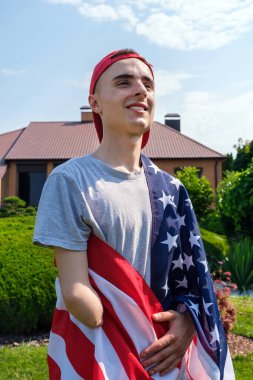 ABD bayrağı taşıyan genç bir sakat.